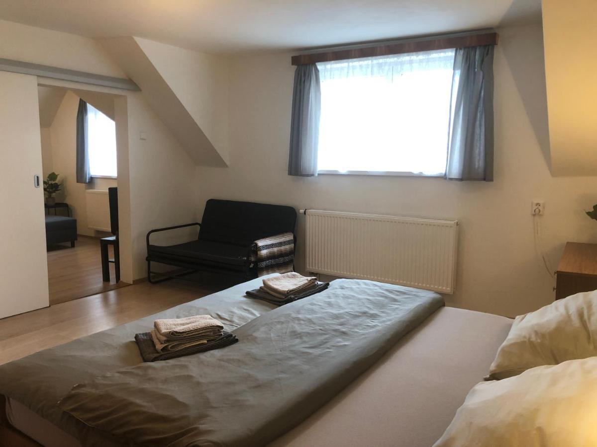 Apartmany Jevany Eksteriør bilde